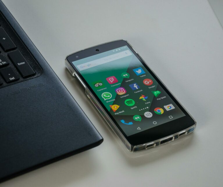 Dbamy o Twój feed, tworząc treści, które zatrzymują kciuk podczas scrollowania i budują zaangażowaną społeczność.