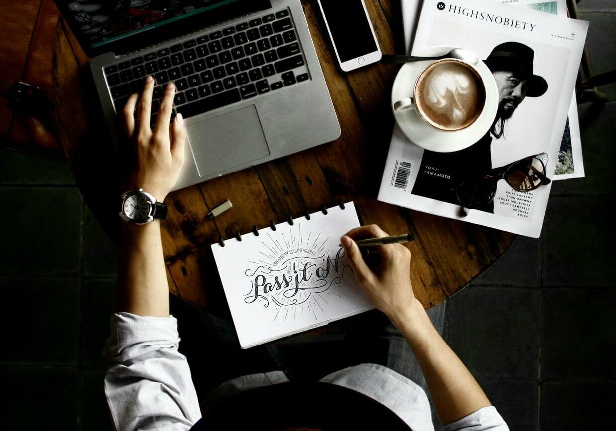 Projektujemy tożsamość Twojej marki. Od wyrazistego logo i brandbooka, po spójne grafiki na social media. Wyróżnimy Cię na rynku i zbudujemy wizerunek, który zapada w pamięć.